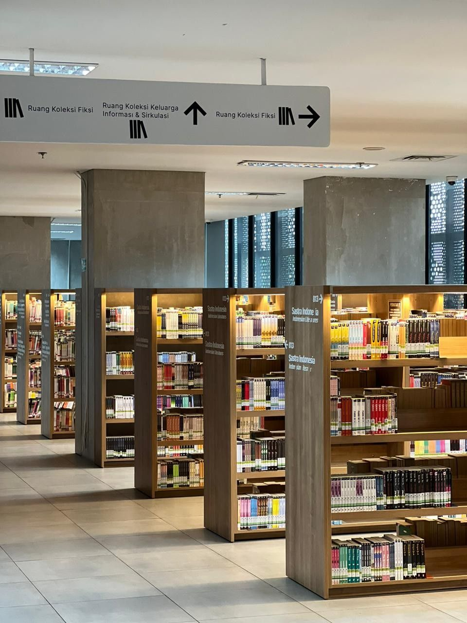 Interior perpustakaan dengan rak buku