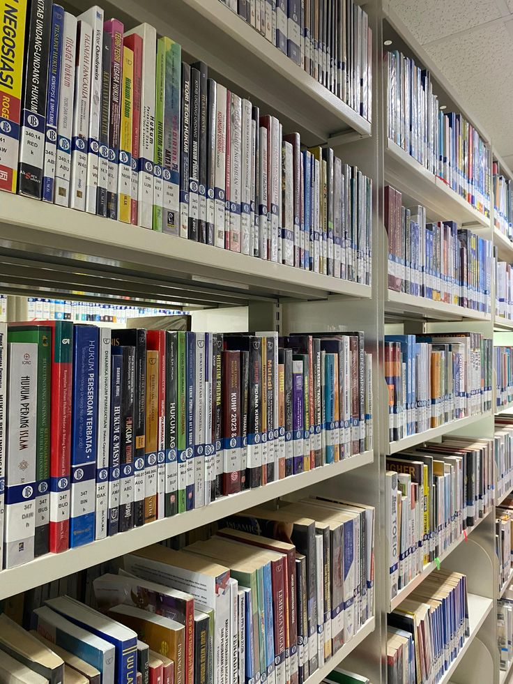 Rak buku koleksi di perpustakaan